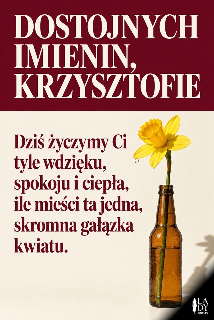Pojedynczy żółty jaskier w szklanym wazonie na kremowym tle, dostojne życzenia imieninowe dla Krzysztofa