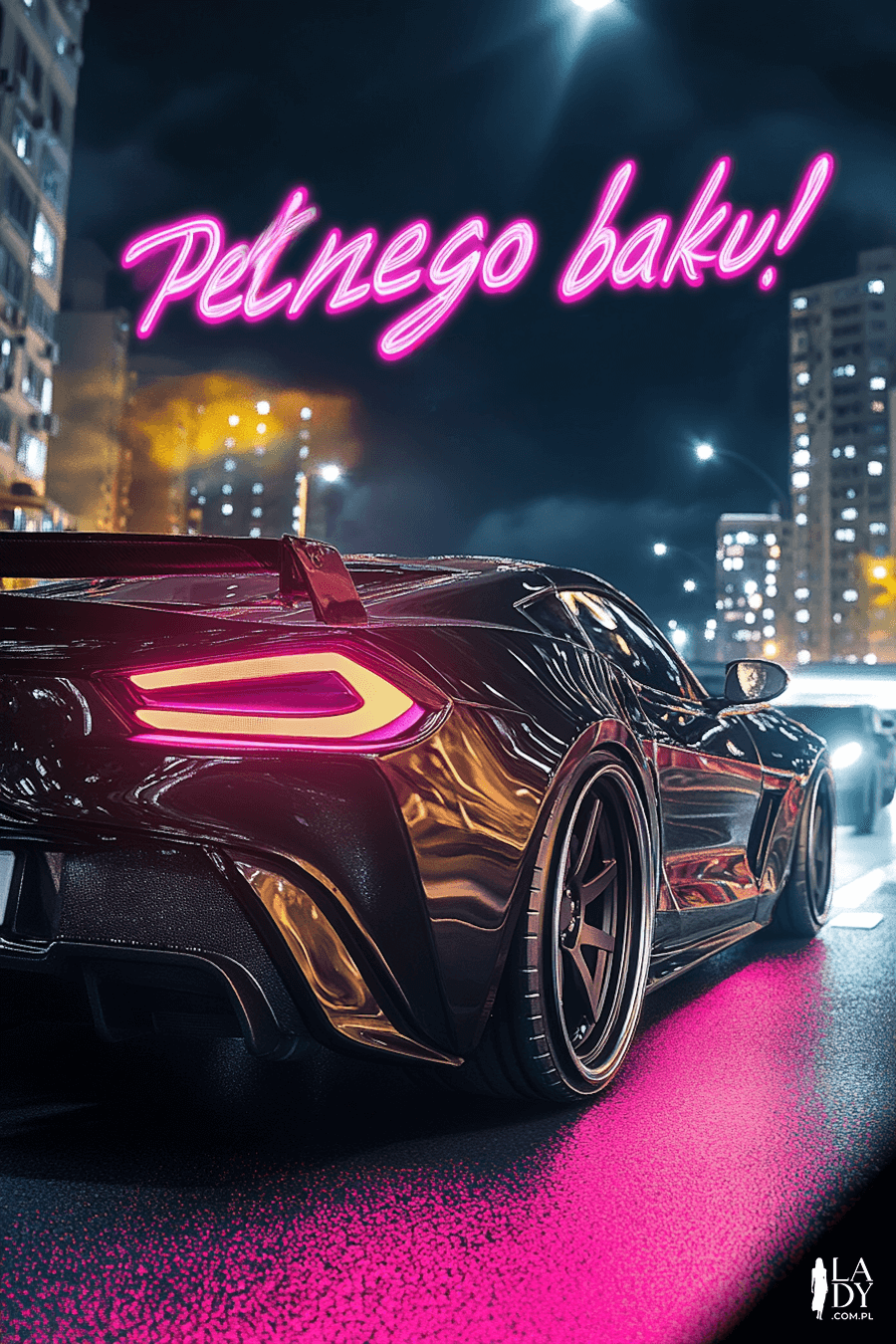 Nowoczesna kartka urodzinowa, wyścigowy samochód jadący miastem nocą, z napisem: Pełnego baku