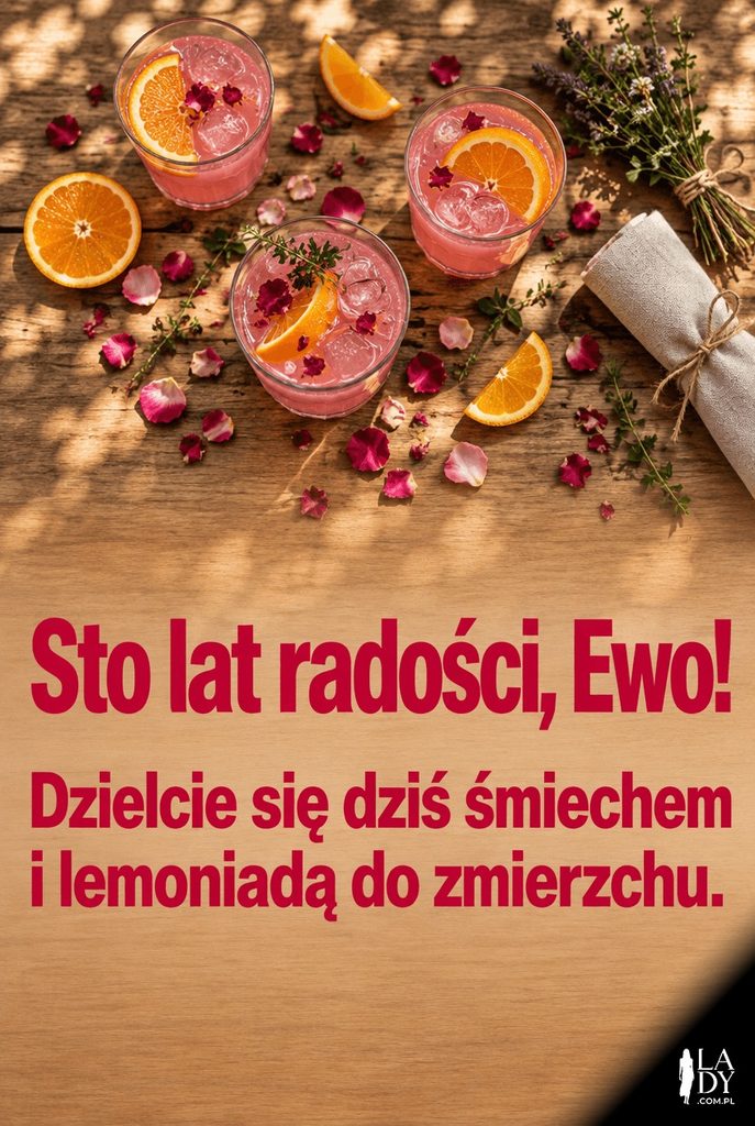 Kartka imieninowa dla Ewy w ujęciu z góry z lemoniadą i płatkami róż na drewnianym stole, z napisem „Sto lat radości, Ewo!".