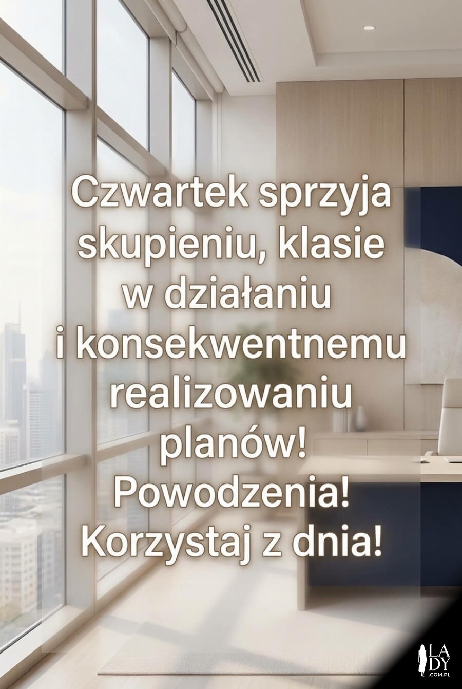 Jasne biuro i elegancka kartka na czwartek z motywem miasta