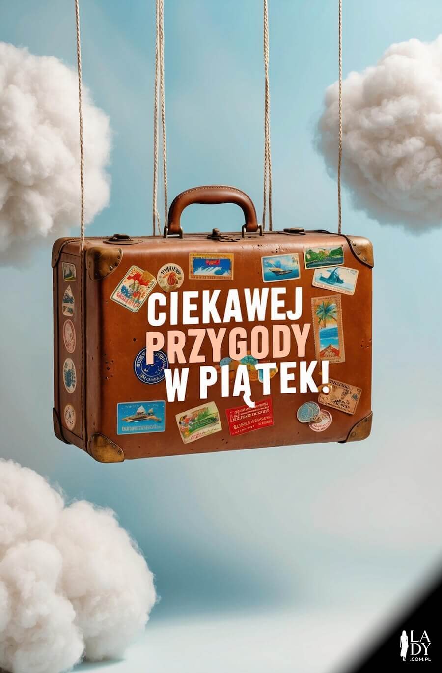 Piątkowa kartka, bagaż podróży walizka z naklejkami z wypraw wisząca na sznurkach między chmurkami, z napisem: Ciekawej przygody w piątek