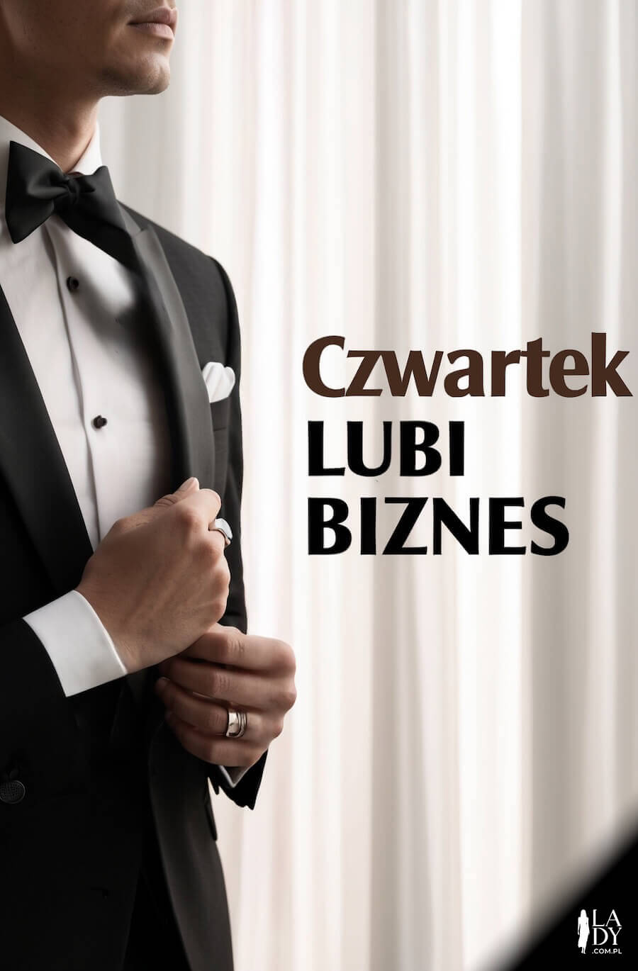 Kartka na czwartek, biznesmen w garniturze przy firanie, z napisem: Czwartek lubi biznes