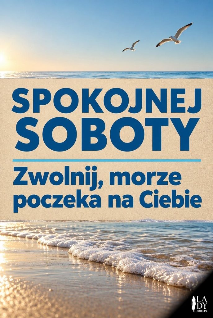 Kartka na sobotę z falą na piasku i ptakami nad morzem oraz napisem „Spokojnej soboty"