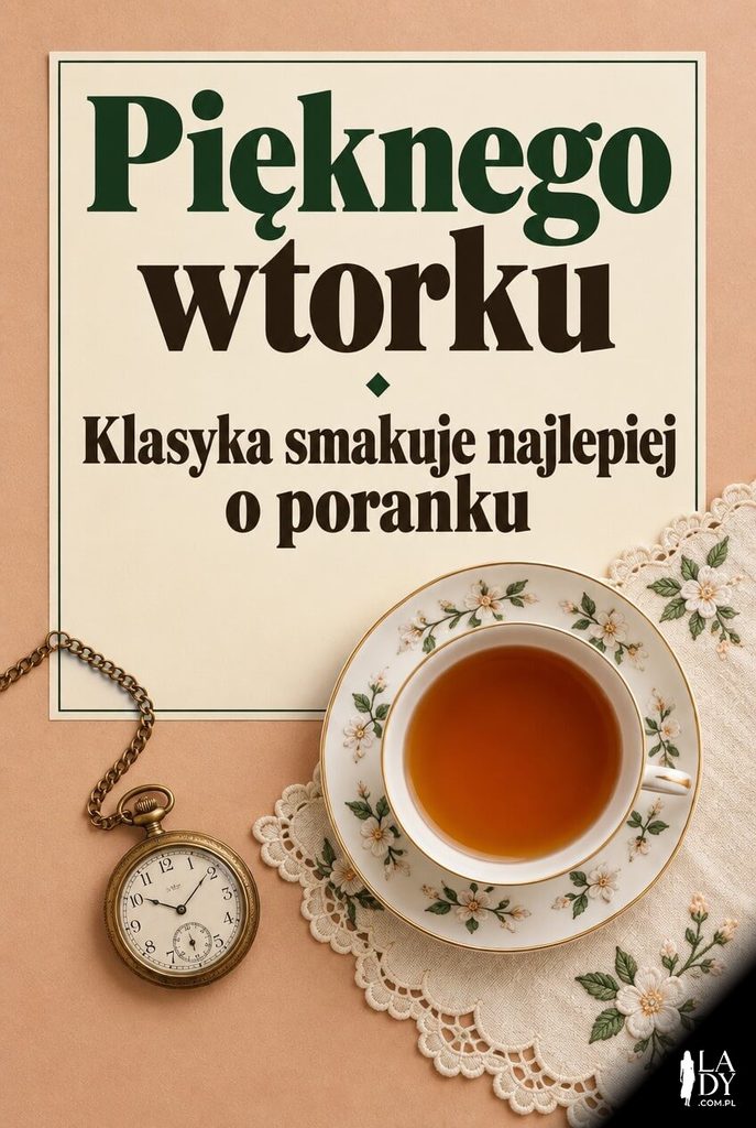 Elegancka kartka na wtorek z porcelanową filiżanką i mosiężnym zegarkiem widzianymi z góry, z napisem „Pięknego wtorku" i „Klasyka smakuje najlepiej o poranku".