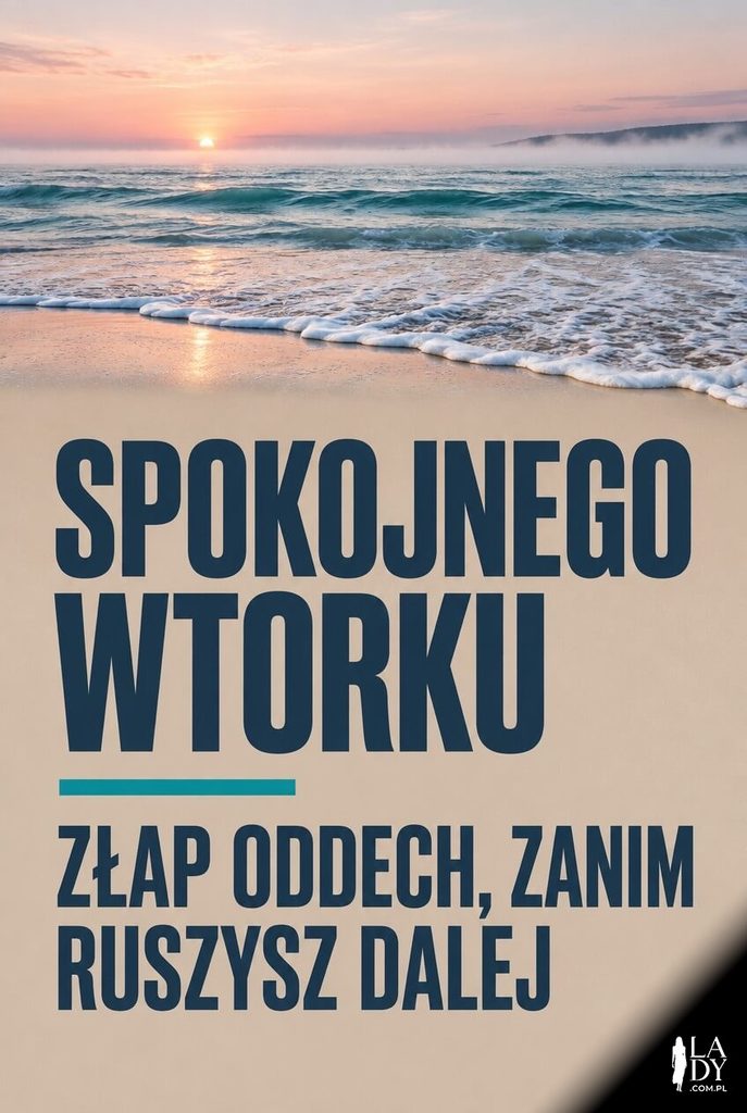 Kartka na wtorek ze spokojnymi morskimi falami o świcie i napisem „Spokojnego wtorku" oraz „Złap oddech, zanim ruszysz dalej".