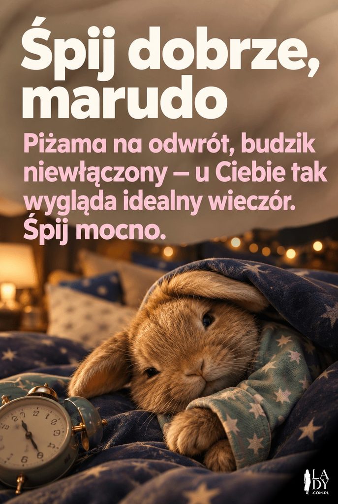 Fotorealistyczne zdjęcie królika zaplątanego w piżamę obok przewróconego budzika, z dłuższym życzeniem „Śpij dobrze, marudo".