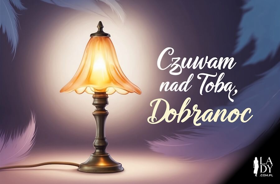 Zapalona lampka nocna i pióra tworzące tło, z wieczornym przesłaniem przed snem: Czuwam nad Tobą, dobranoc