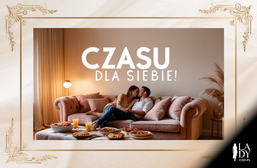 Para spędzająca czas w domu na kanapie w salonie przytulając się podczas posiłku, z napisem: Czasu dla siebie