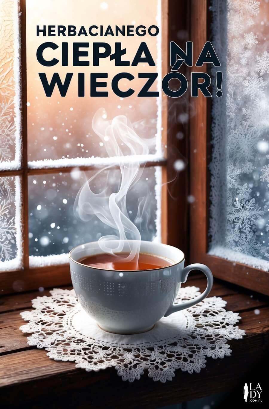 Rodzinna kartka do pobrania za darmo, filiżanka ciepłej herbaty, która stygnie na parapecie przy oknie z zimowym widokiem, z napisem: Herbacianego ciepła na wieczór