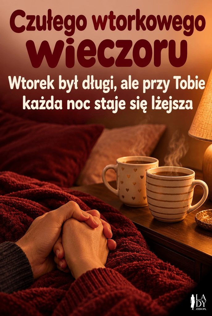 Ciepła ilustracja dwóch splecionych dłoni i dwóch kubków herbaty przy lampce nocnej, z czułym życzeniem na wtorkowy wieczór dla pary.