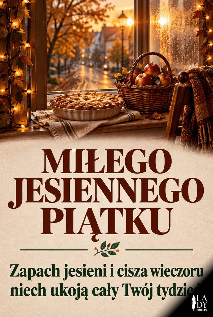 Fotograficzna scena parapetu okna z parującą szarlotką i koszykiem jabłek w ciepłym, jesiennym świetle piątkowego wieczoru.