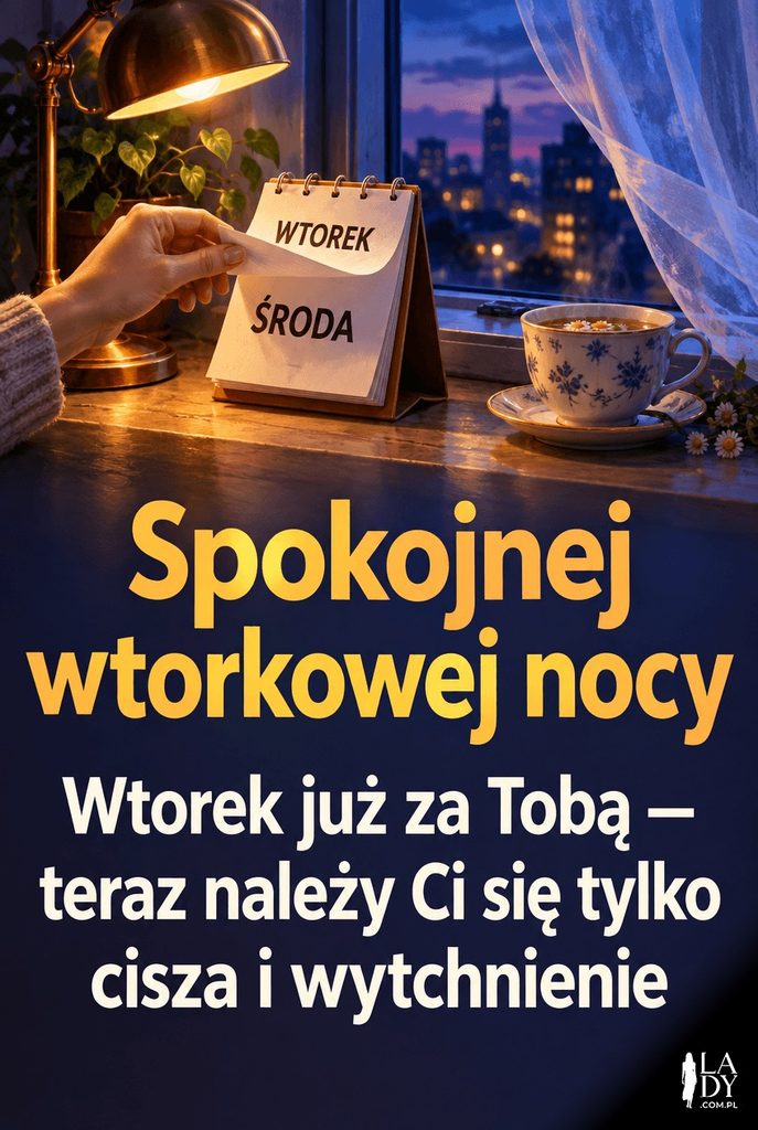 Ilustracja przedstawiająca dłoń odwracającą kartkę kalendarza z wtorku na środę obok lampki i filiżanki herbaty o zmierzchu, z napisem życzącym spokojnej wtorkowej nocy.