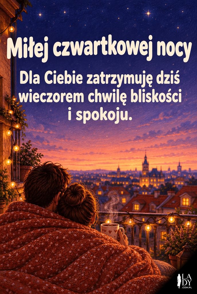 Dwie osoby otulone pledem na balkonie o zmierzchu z kubkiem herbaty i napisem „Miłej czwartkowej nocy"