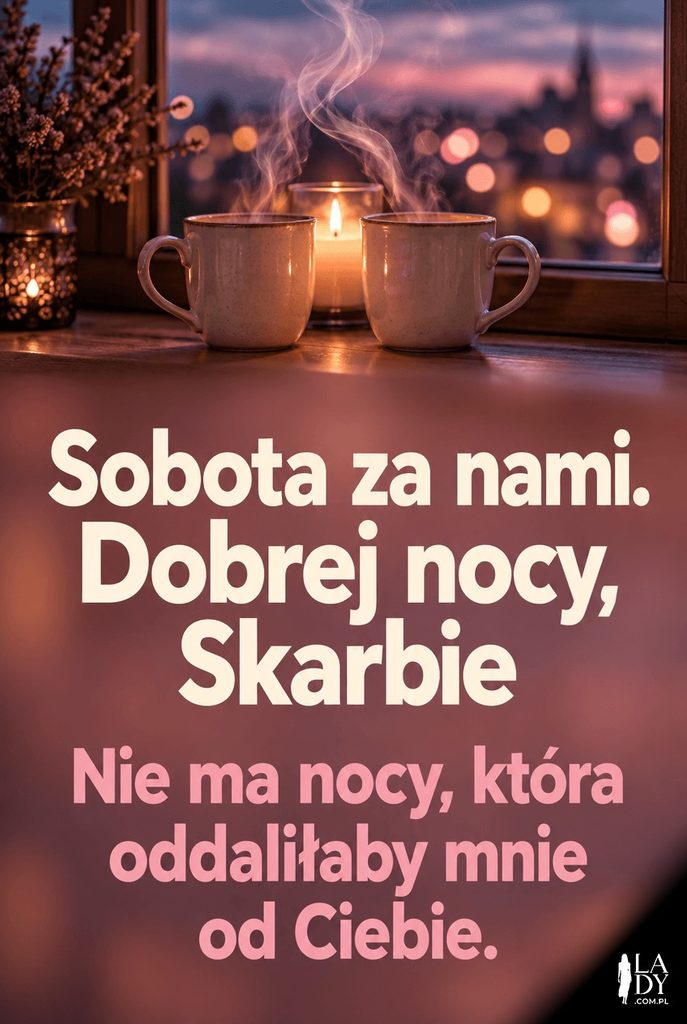 Kartka na dobranoc w stylu bokeh z dwoma parującymi kubkami i świecą o zmierzchu oraz napisem „Dobrej nocy, Skarbie”.