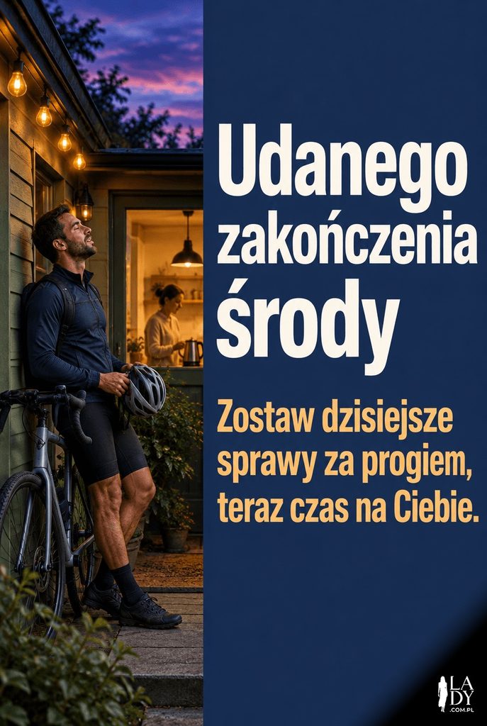 Rowerzysta wraca do domu o zmierzchu i zdejmuje kask przed oświetlonym gankiem; obok na kolorowej kolumnie życzenia udanego zakończenia środy.