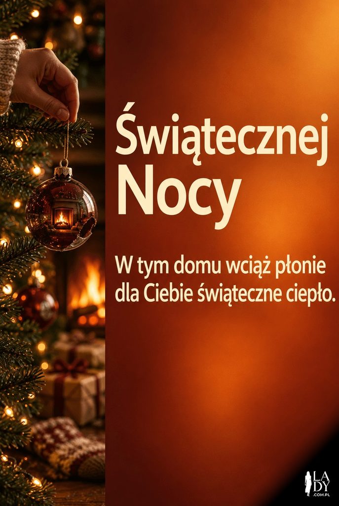 Zdjęcie lifestyle dłoni wieszającej bombkę na choince przy kominku, z życzeniem świątecznej nocy