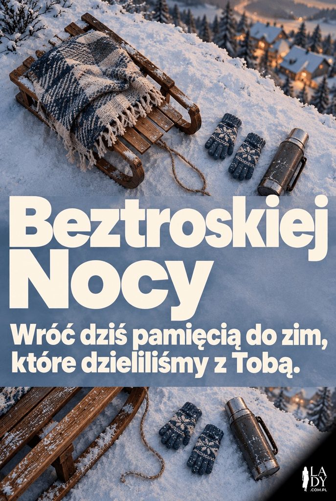 Ujęcie z góry na drewniane sanki z rękawiczkami i termosem na śniegu, z życzeniem beztroskiej nocy