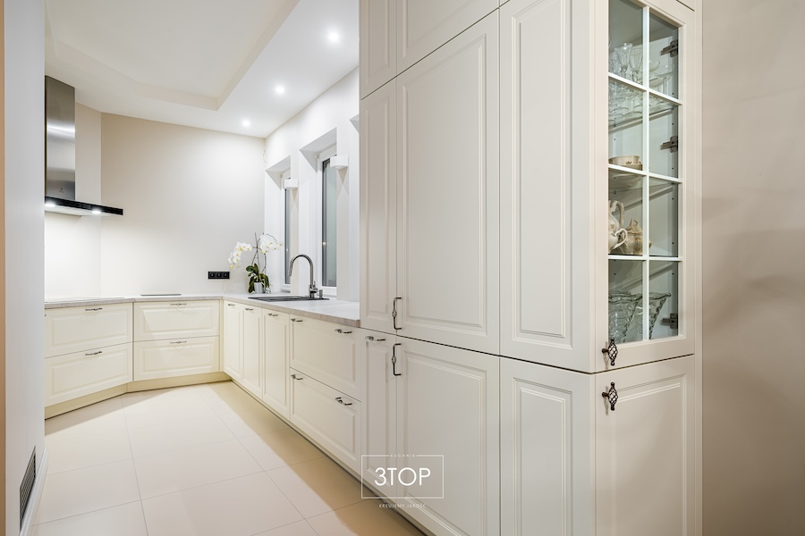 Klasyczna, biała, wąska kuchnia