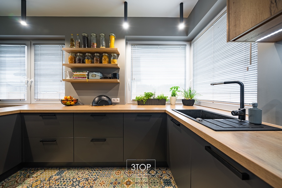 Kuchnia z kolorze antracyt z drewnianymi blatami