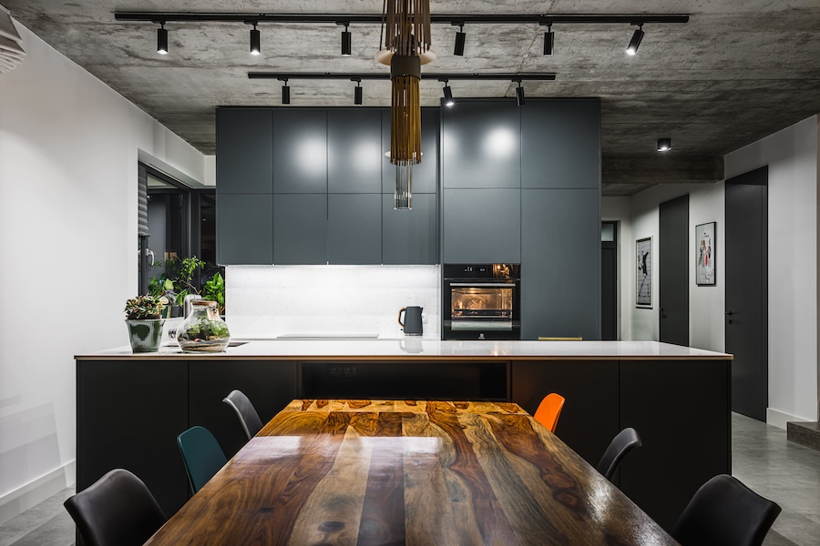 Elegancka kuchnia z jadalnią