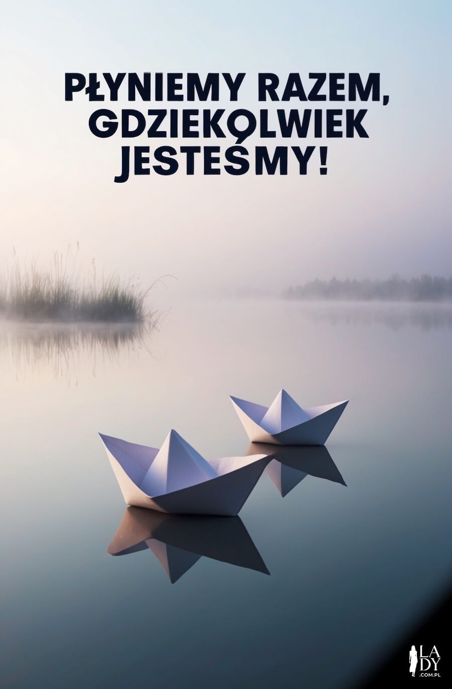 Kartka z motywem podróży, dwie łódki z origami płynące po wodzie, z przesłaniem: Płyniemy razem, gdziekolwiek jesteśmy