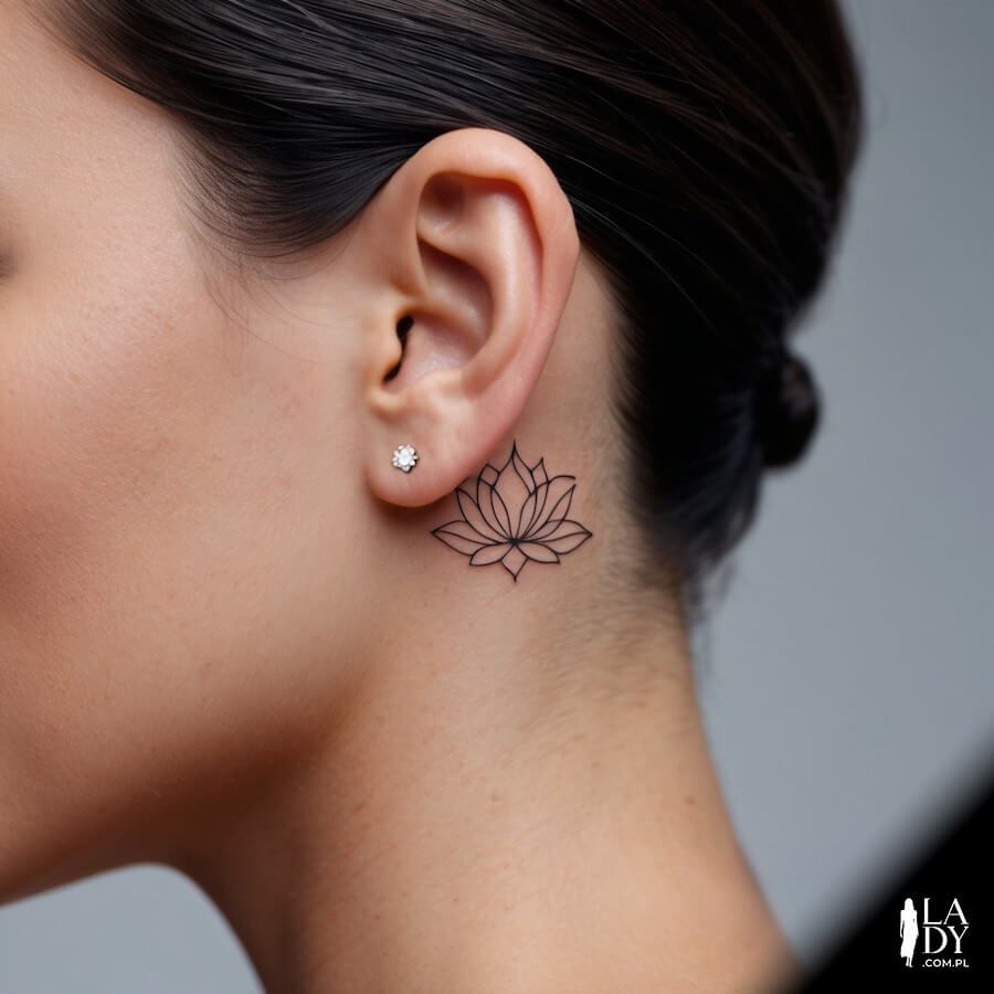 Tatuaż minimalistyczny kwiat lotosu pod uchem kobiety