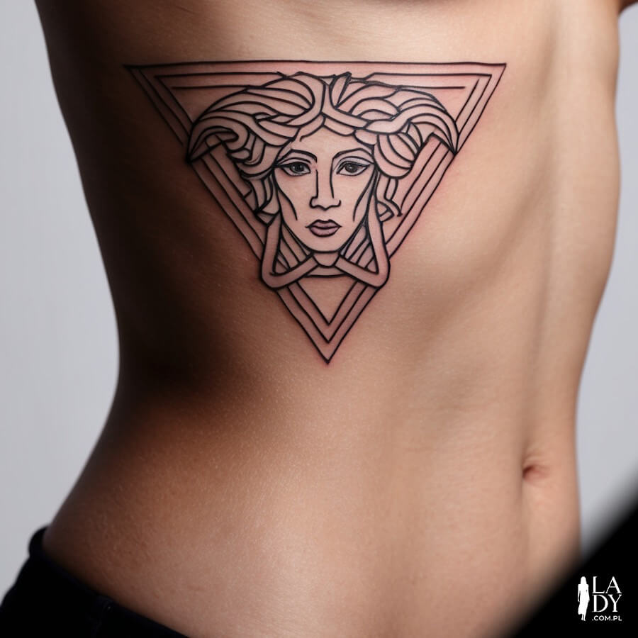 Tatuaż Meduza na kobiecym ciele