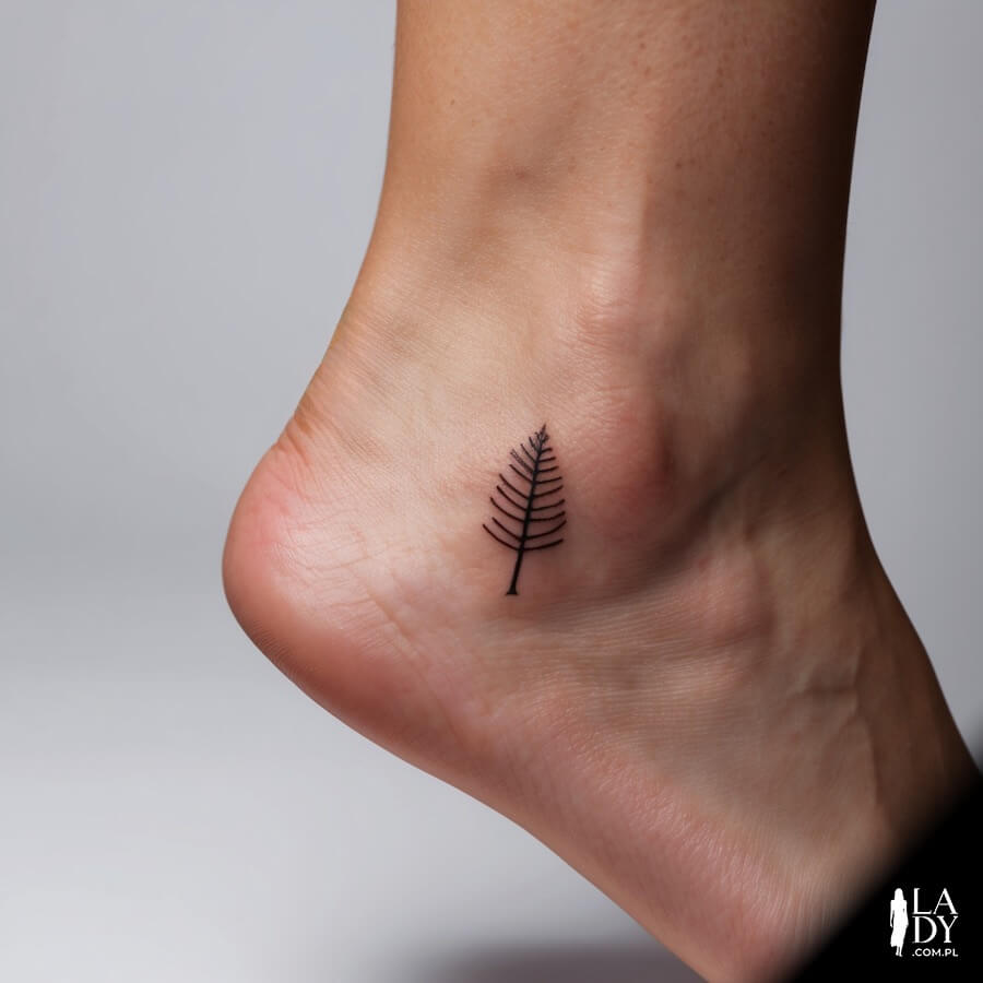 Minimalistyczny tatuaż drzewko na nodze
