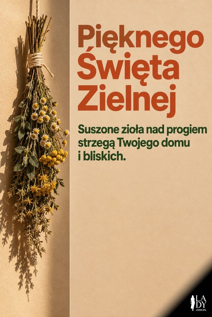 Suszony bukiet ziół wiszący na tle ściany, kartka na Matkę Boską Zielną z życzeniami „Pięknego Święta Zielnej”.