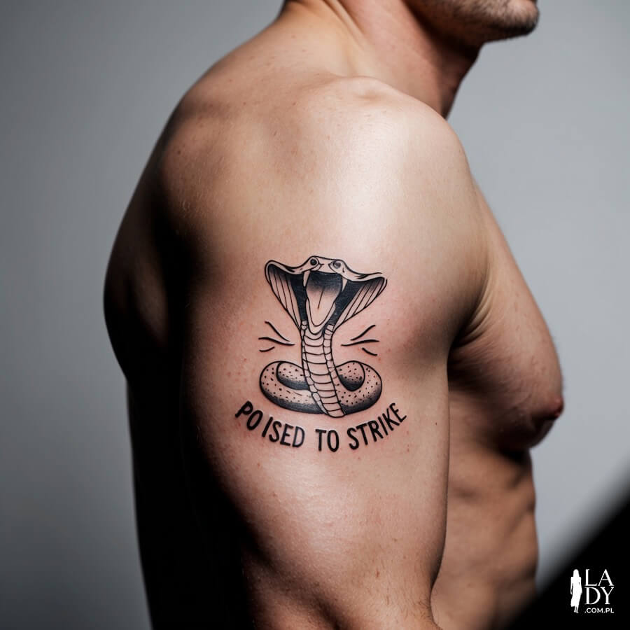 Tatuaż wąż kobra na ramieniu mężczyzny