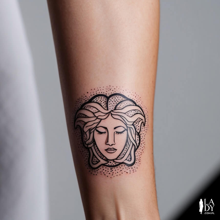 Tatuaż Meduza na przedramieniu kobiety