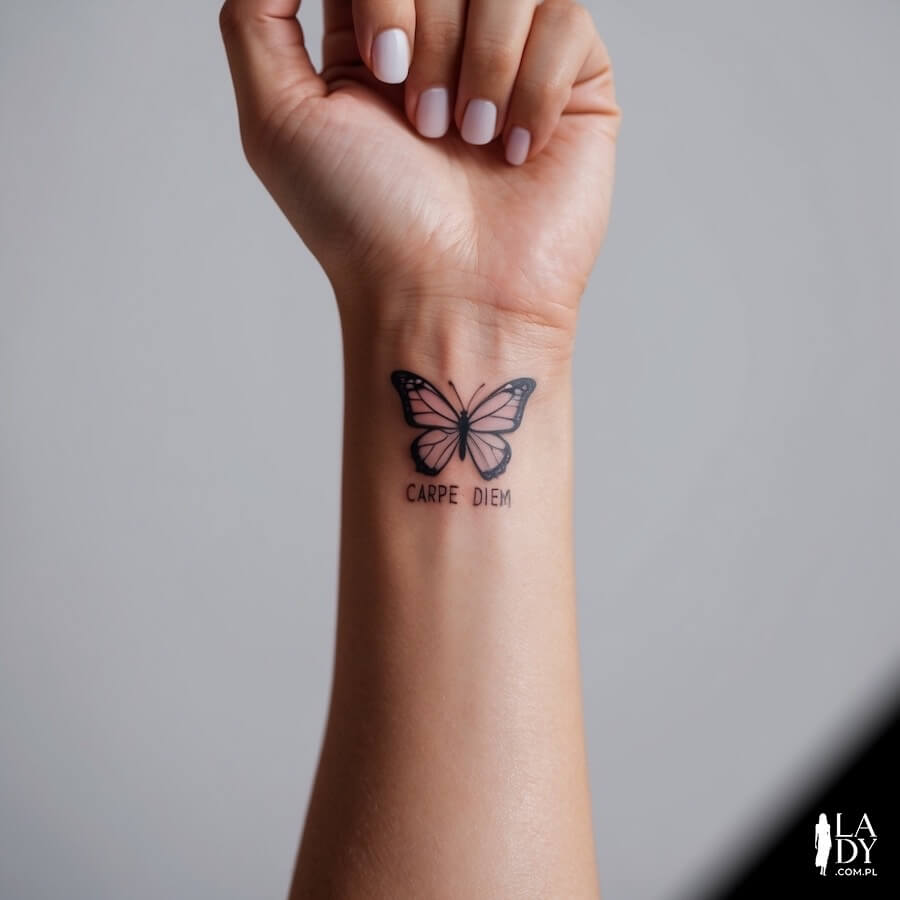 Tatuaż motyl na przedramieniu u kobiety