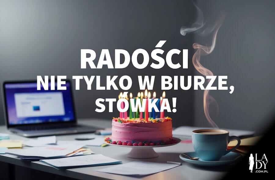 Kartka urodzinowa dla kolegi z pracy, tort urodzinowy, kawa i laptop na biurku w biurze, z pozdrowieniami: Radości nie tylko w biurze, stówka