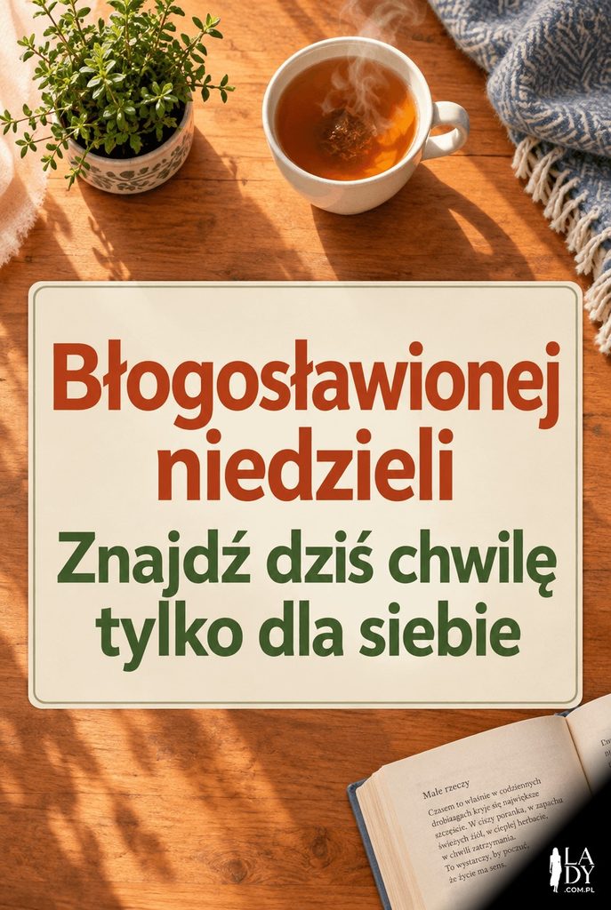Widok z góry na stół z herbatą, ziołami i pledem w niedzielny poranek, z życzeniem błogosławionej niedzieli.