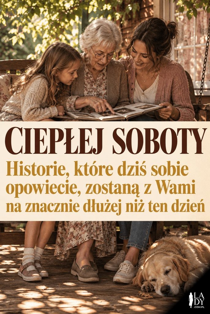 Fotografia trzech pokoleń rodziny na werandzie przeglądających album ze zdjęciami, z rozbudowanym życzeniem na sobotę.