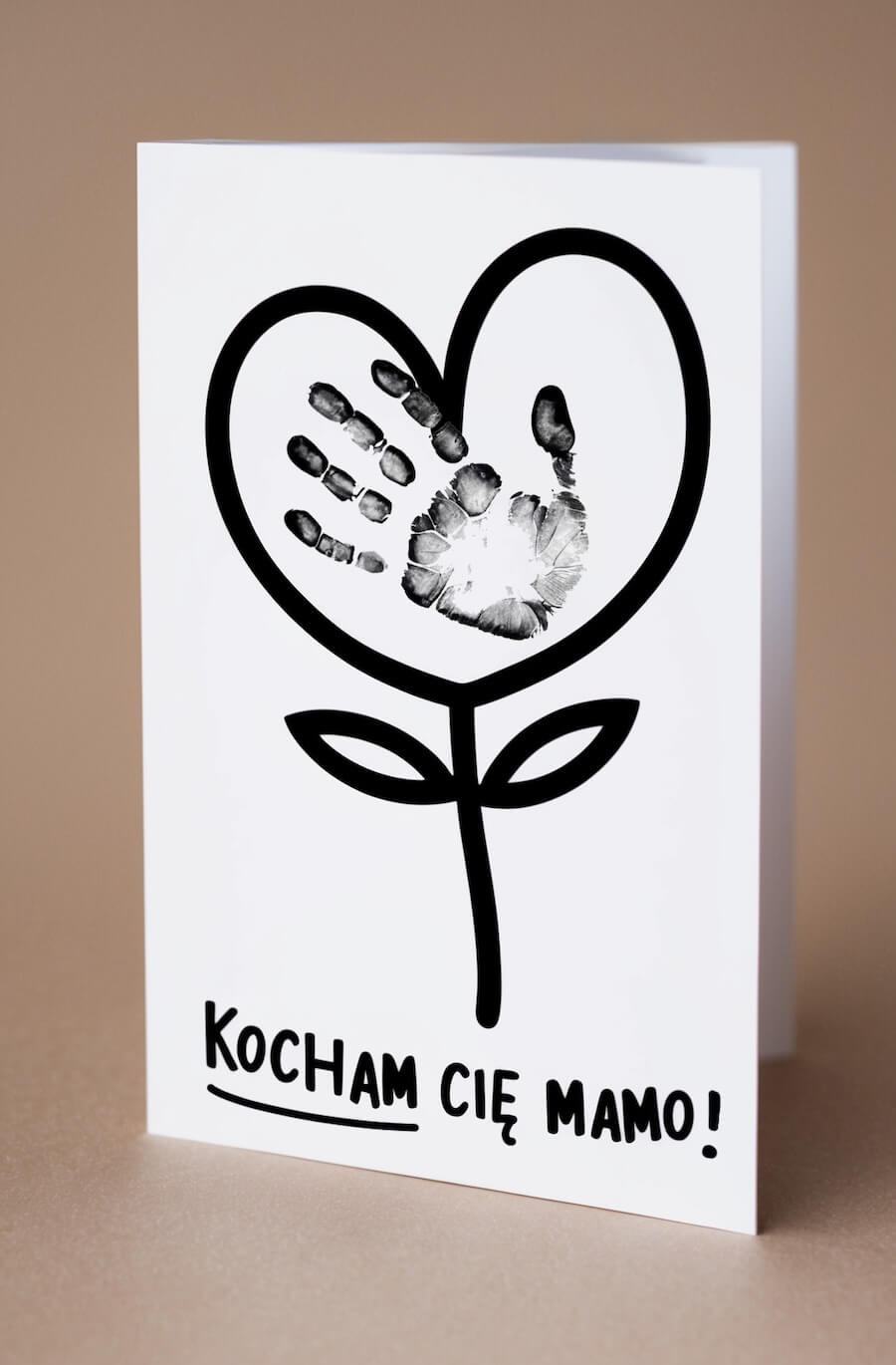 Inspiracja kartka, laurka z odbitym odciskiem dłoni i kwiatem - serce, z napisem: Kocham Cię mamo