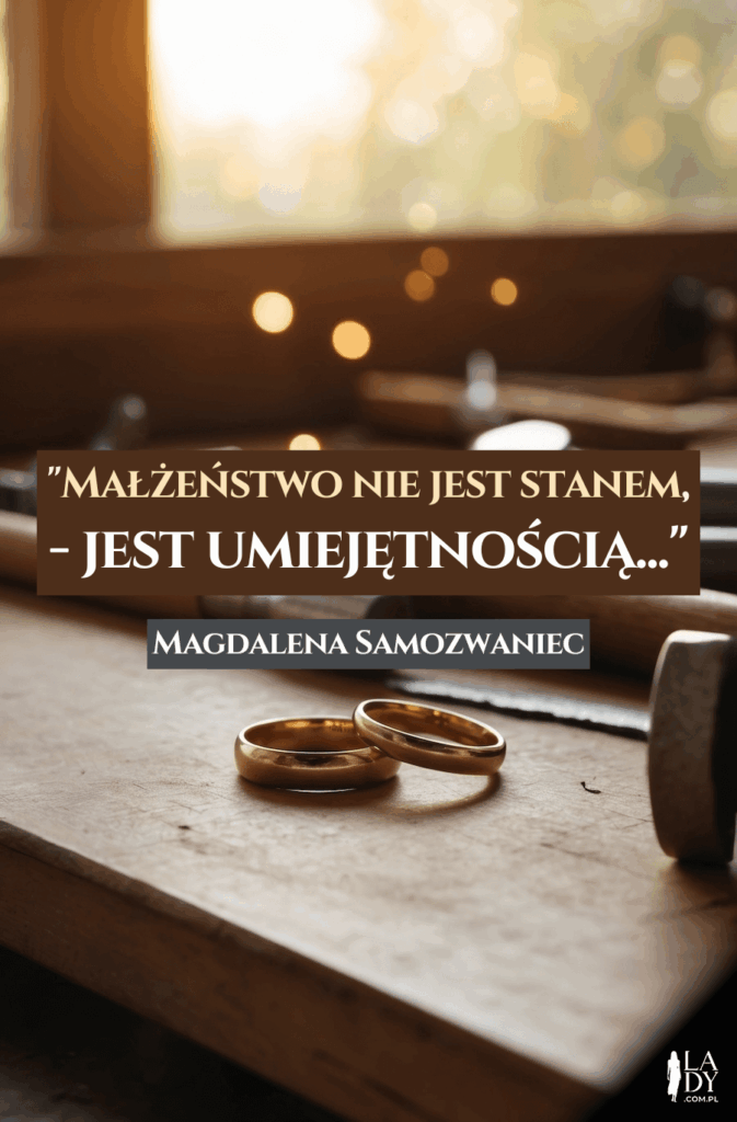 Złote obrączki na stole warsztatowym i cytat: Małżeństwo nie jest stanem - jest umiejętnością