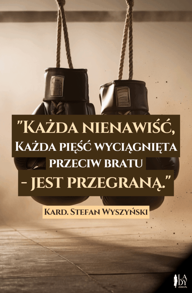 Powieszone rękawice bokserskie z cytatem: Każda nienawiść, każda pięść wyciągnięta przeciw bratu - jest przegraną