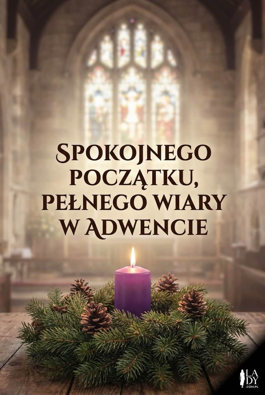 Kartka na Pierwszą Niedzielę Adwentu, jedna fioletowa płonąca świeczka w wieńcu na tle ołtarza, z napisem: Spokojnego początku, pełnego wiary w adwencie
