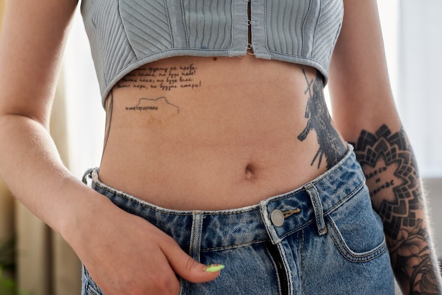 Kobieta z tatuażami na brzuchu i ręce
