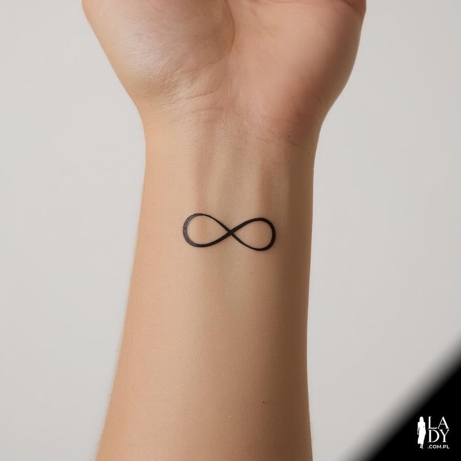 Tatuaż nieskończoność na ręce