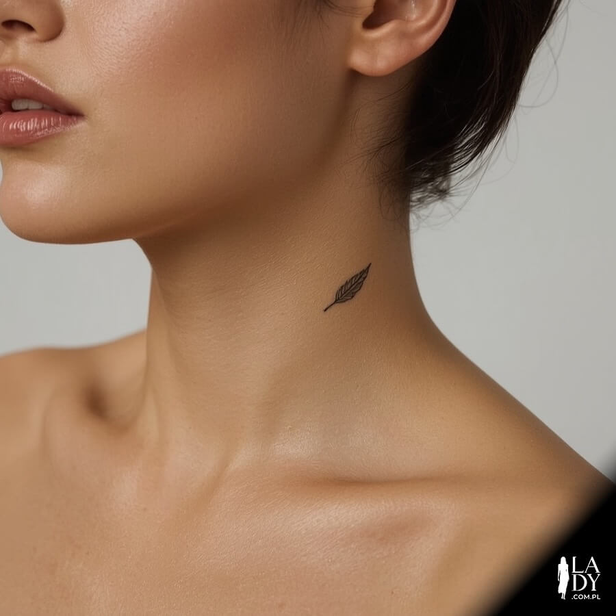Tatuaż piórko na szyi kobiety