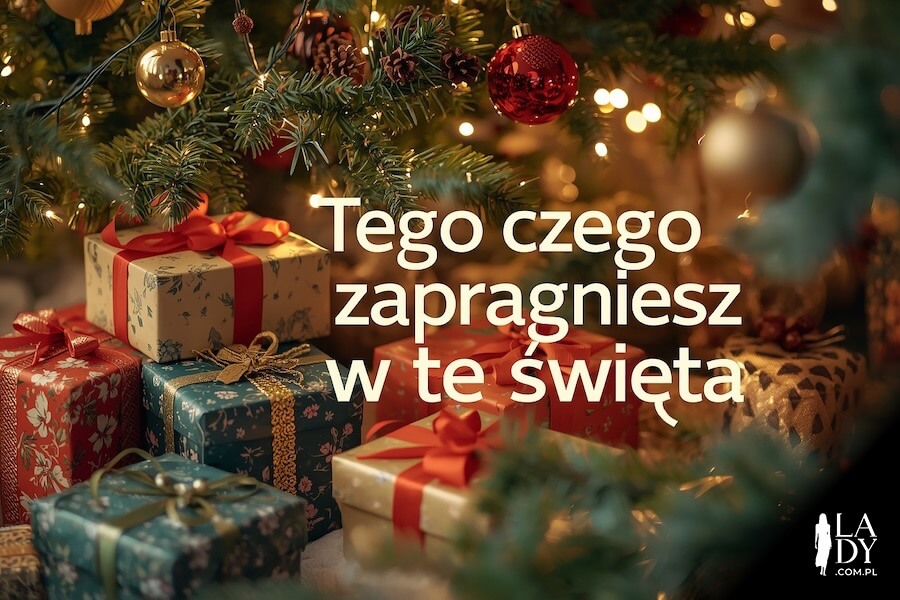 Mnóstwo prezentów pod pięknie przyozdobioną choinką, z napisem: Tego czego zapragniesz w te święta