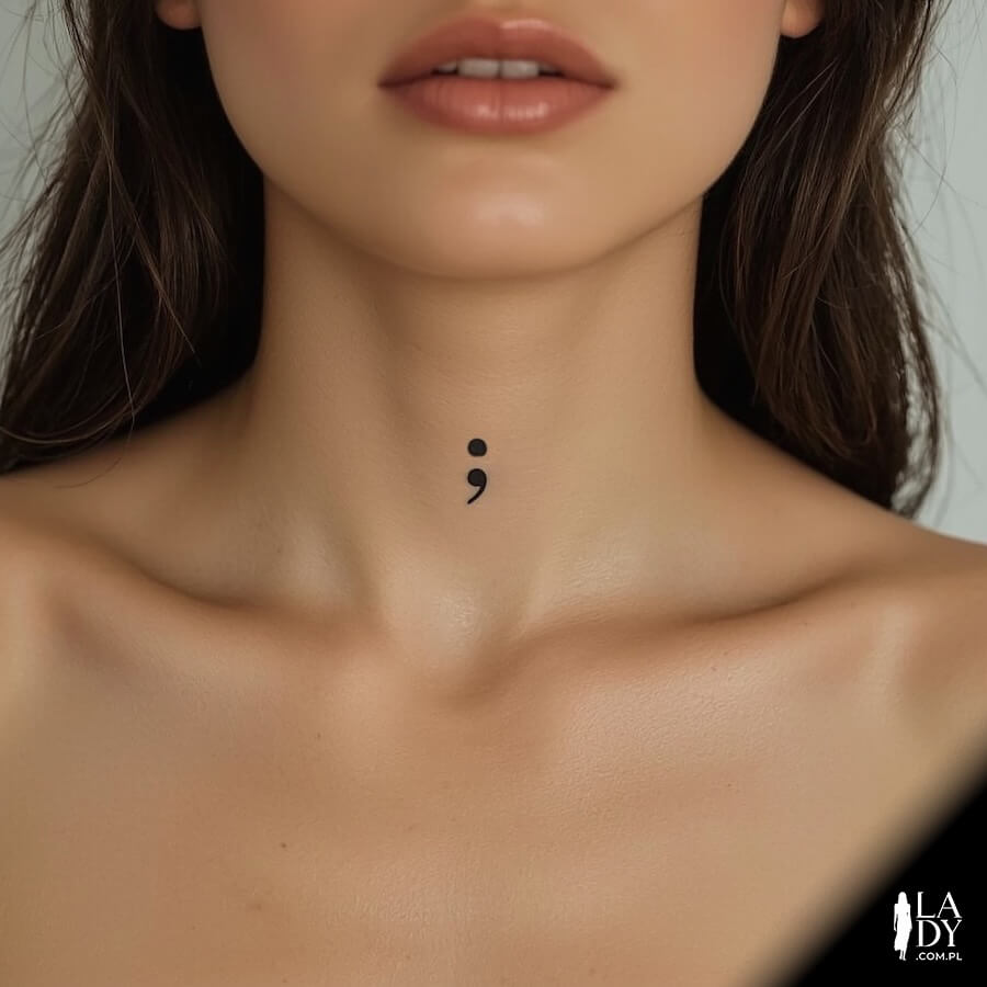 Tatuaż średnik na szyi kobiety