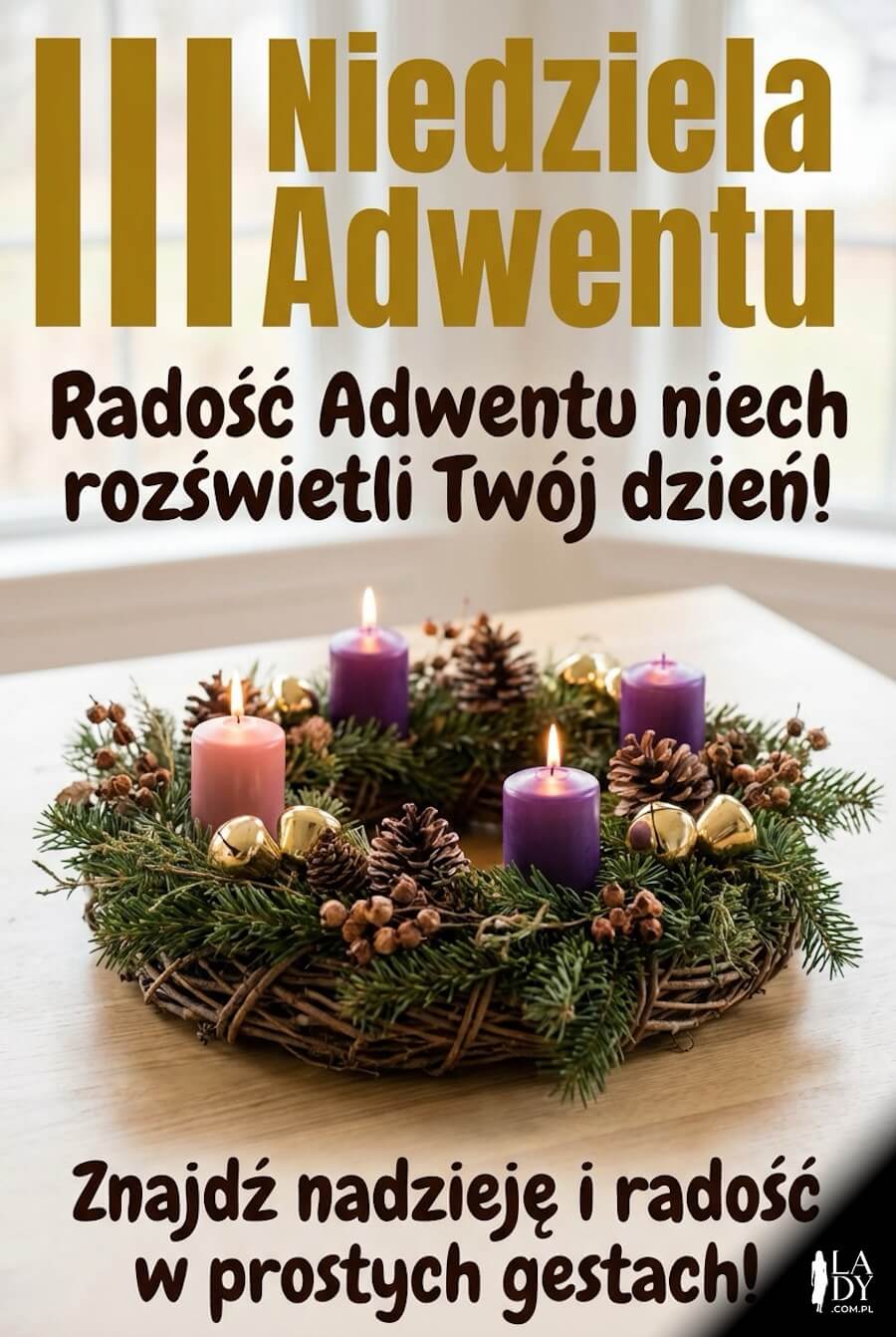 Trzy zapalone świeczki spośród czterech we wieńcu na stole, z napisem: III niedziela adwentu, radość adwentu niech rozświetli Twój dzień, znajdź nadzieję i radość w prostych gestach