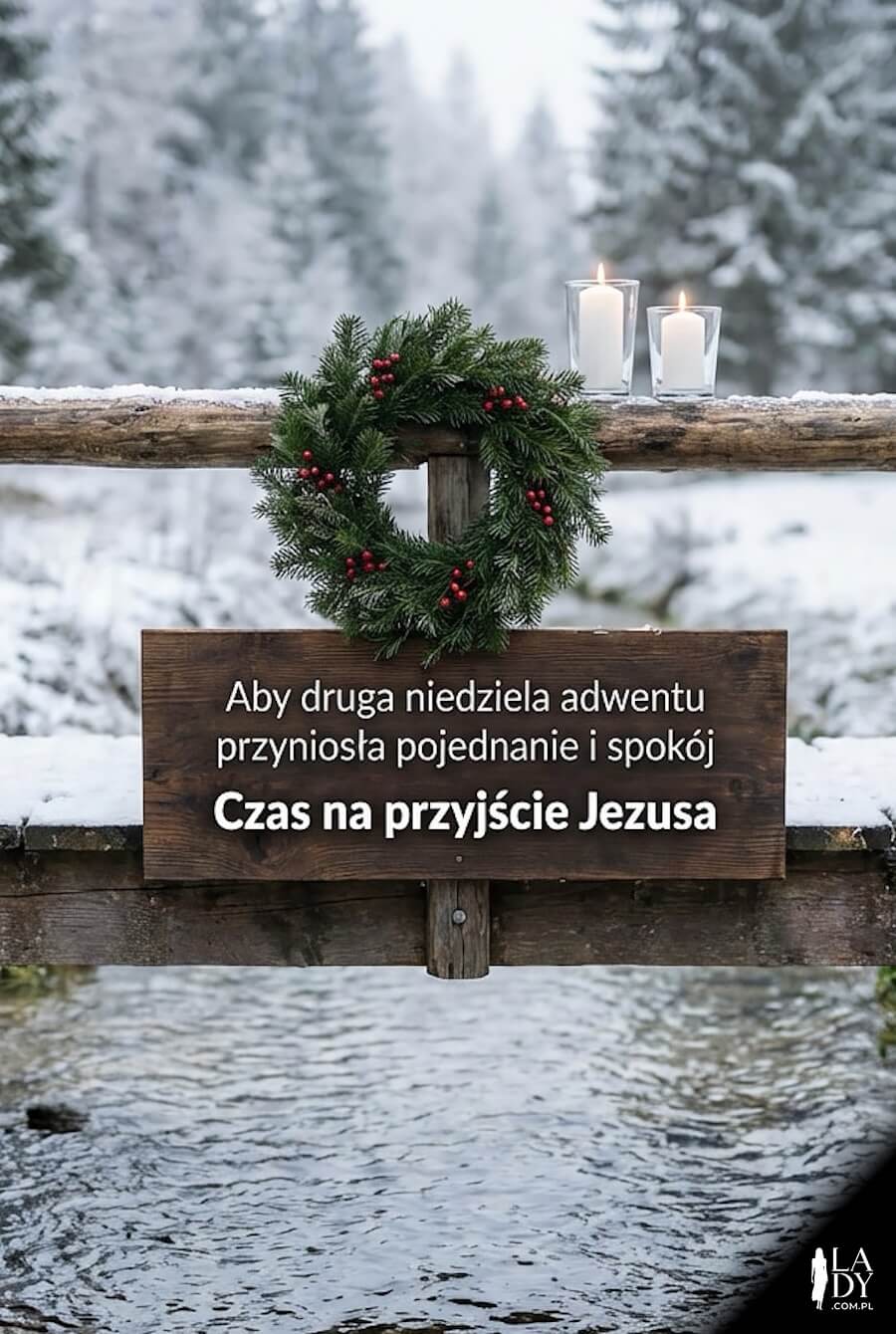 Oryginalna kartka do wysłania podczas Adwentu, wieniec zawieszony na pomoście oraz dwie palące się świeczki, z pozdrowieniami: Aby druga niedziela adwentu przyniosła pojednanie i spokój, Czas na przyjście Jezusa