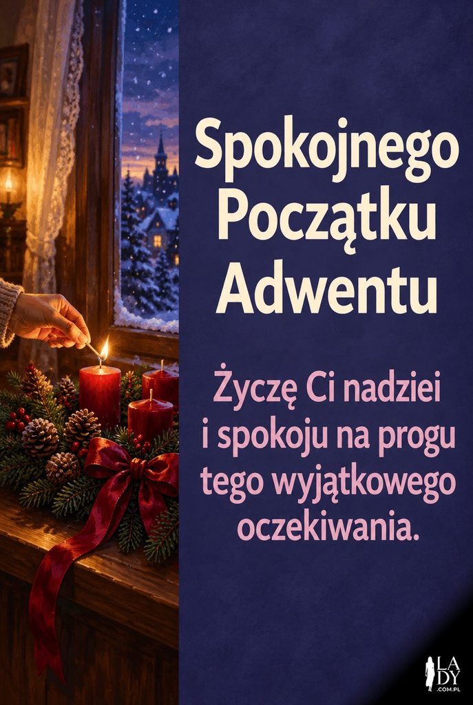 Dłoń zapalająca pierwszą świecę adwentowego wieńca na parapecie, za oknem pada pierwszy śnieg, obok życzenia spokojnego początku Adwentu.