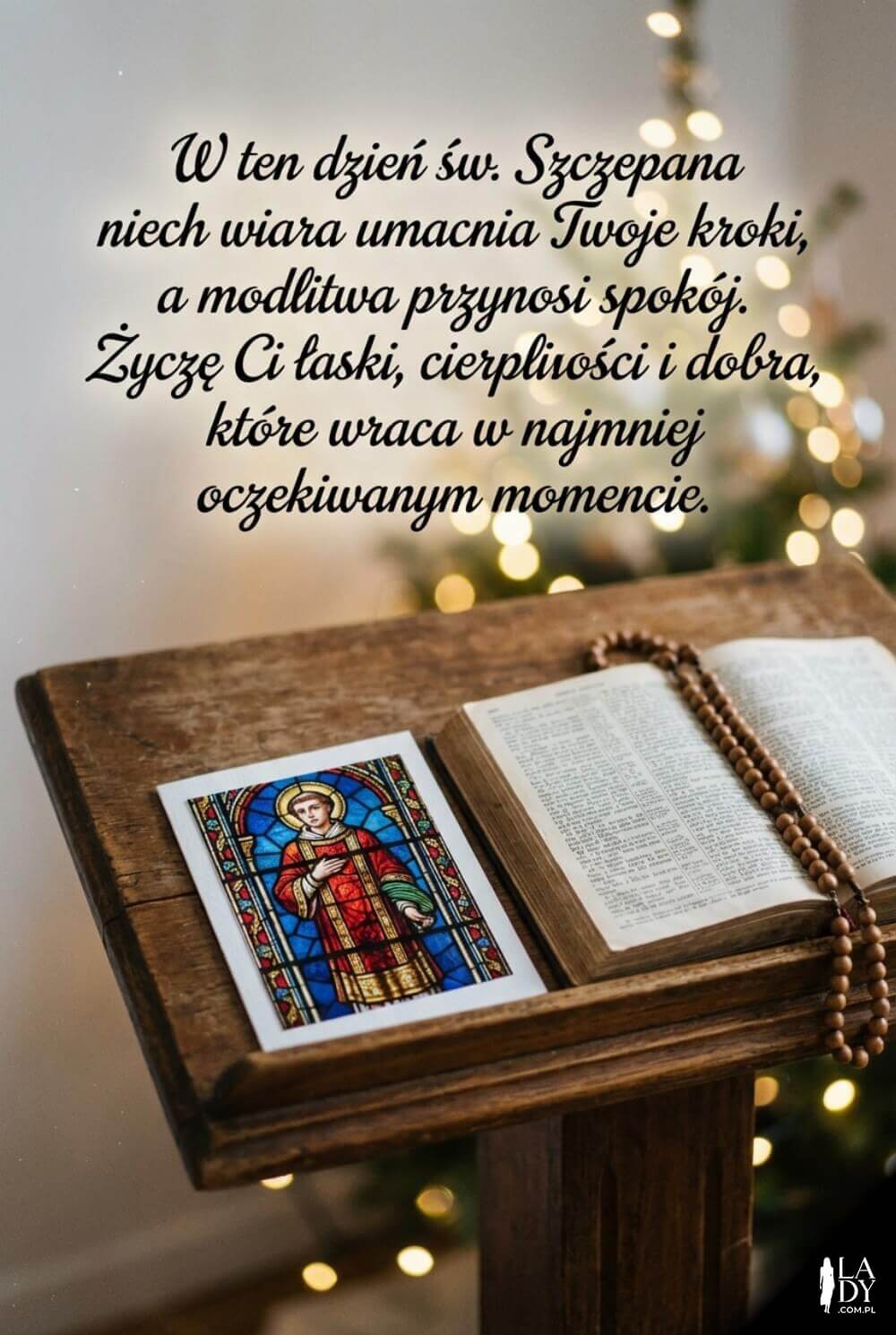 Religijna kartka z witrażowym motywem św. Szczepana obok Biblii i różańca, z życzeniami o łasce i spokoju