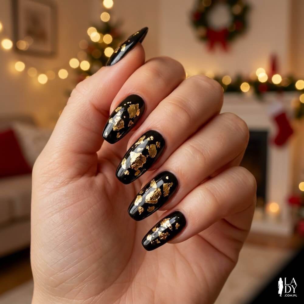 Czarne paznokcie ze złotą folią transferową stylizacja wieczorowa