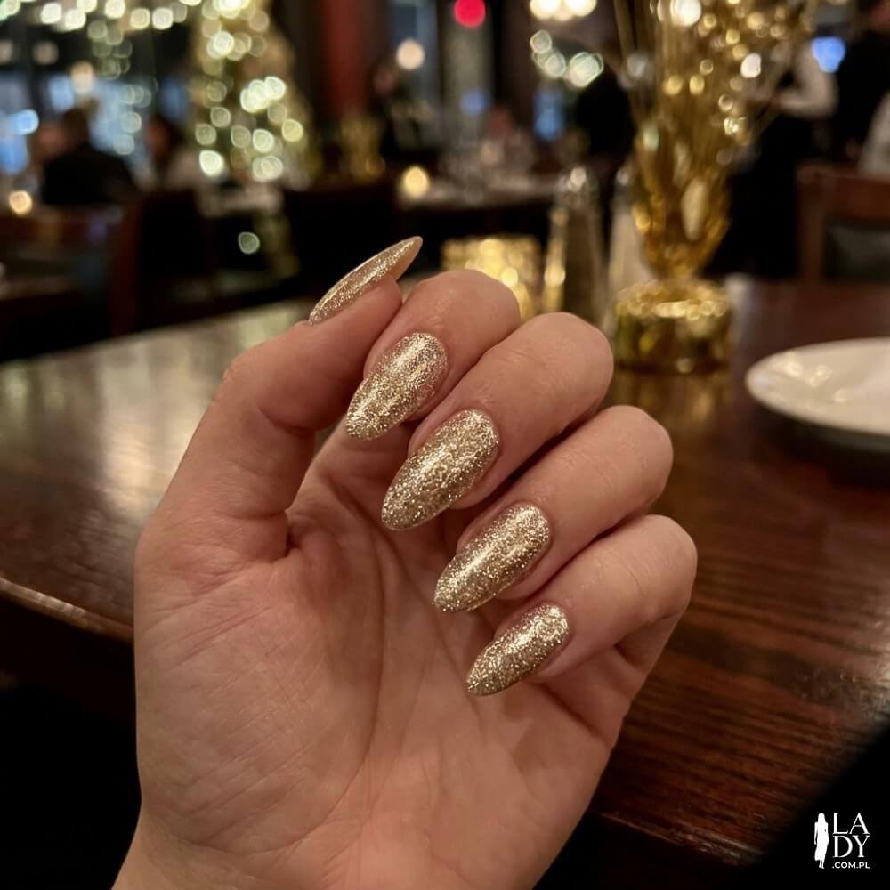 Złote paznokcie szampańskie z efektem flash w stylu disco